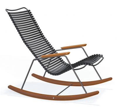 Houe Click Schaukelstuhl für den Garten: Moderner Outdoor Schaukelstuhl mit Holzarmlehnen und Kufen.